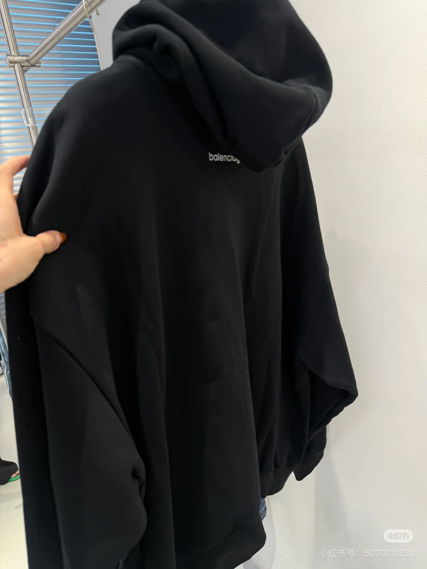 Style No. 2209 Style: Balenciaga small label embroidered hooded sweatshirt Color: Available in Black and Cream White Style: Loose shoulder wide version, same style for men and women, not picky on body shape, with a full, lazy and relaxed feel. Fabric technology: Selected 420g high-weight pure cotton terry fabric, thick and impermeable, soft and delicate to the touch. The logo is simply embroidered on the chest, and the stitching is dense and neat, making it difficult for the thread to come off. The hat has double-layer splicing, a large kangaroo pocket, the drawstring details are in place, and the cuffs and hem are tightly threaded to prevent them from loosening and deforming after long-term wear. Design highlights: Minimalist chest reflective design, no complicated printing, low-key and high-end. Basic black and white Classic color matching, Versatile is eye-catching and not easy to clash with in daily life. The loose cut makes the upper body look slimmer and is very tolerant to all body shapes. Wearing scenarios: Suitable for daily commuting, shopping, and traveling. The bottoms can be paired with jeans, sports pants, or skirts. They can be worn alone. They also look great when paired with a jacket in autumn and winter. A pair for couples will create a great atmosphere.